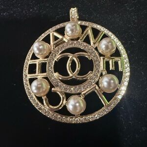 Fashion Jewelry Gold-Tone Pearl & Crystal Round Pendant